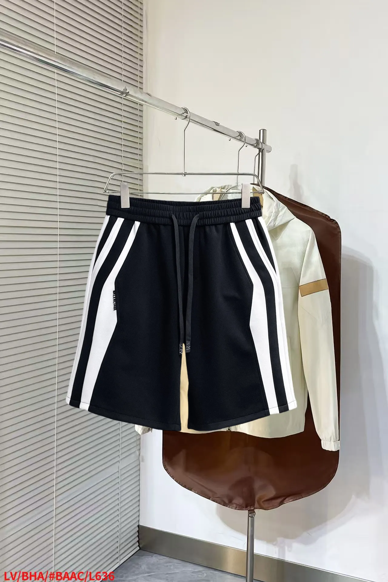 Balenciaga's three-standard complete 2026 summer New Arrival men's casual shorts, advanced custom-made Breathable fabric, Breathable fabric, extremely stretchy and comfortable, impeccable details, top-grade accessories, original logo design concept, delicate and soft feel! The upper body fit is awesome! Size: M-XXXL Please state your height and weight when ordering